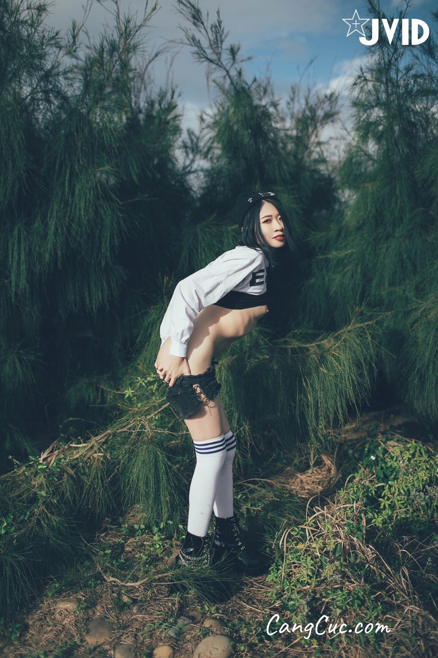 [JVID] 卯咪 – 高顏值美女卯咪野外露出でストレス発散するが通りすがりの覗き男に視姦され!!!!